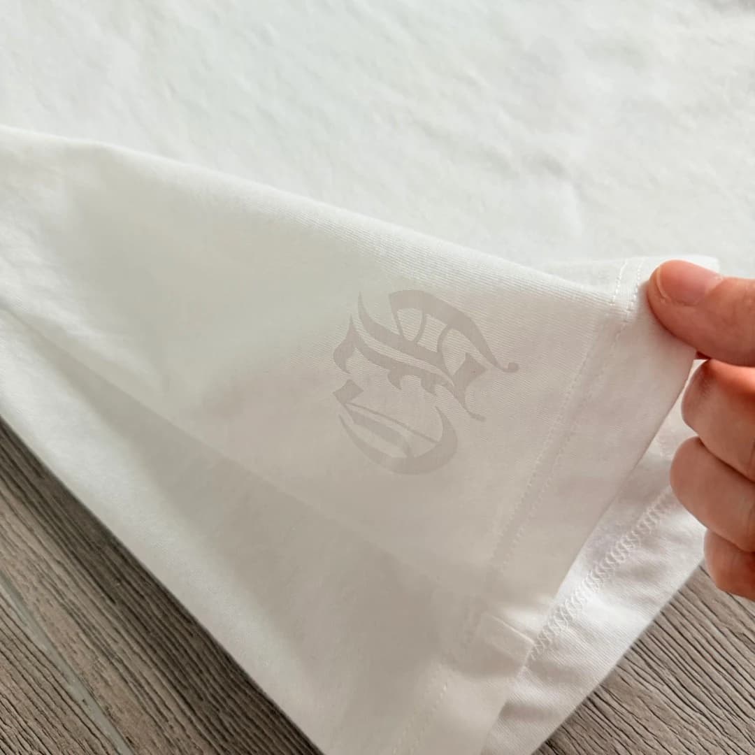 Теневой принт с буквами CH на рукаве белой футболки Chrome Hearts