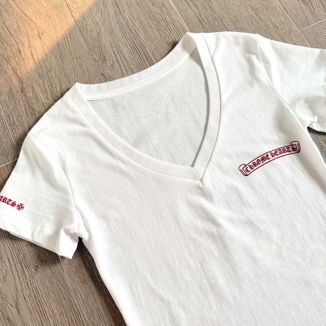 Верхняя часть футболки Chrome Hearts с V-образным вырезом
