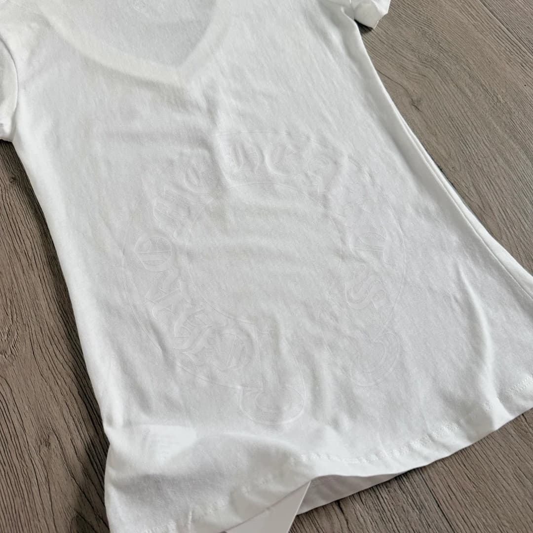 Спинка футболки Chrome Hearts с крупным принтом в тон
