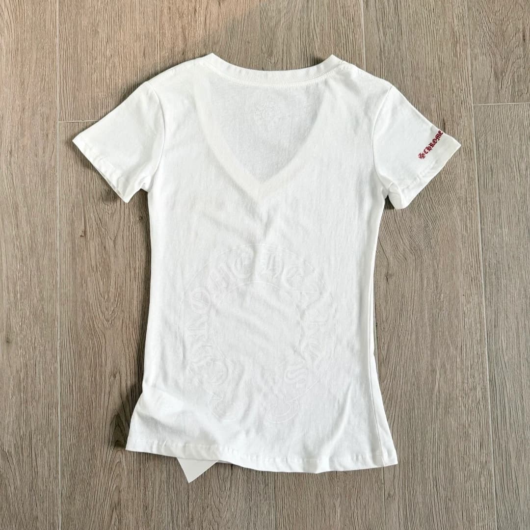 Женская белая футболка Chrome Hearts, вид сзади