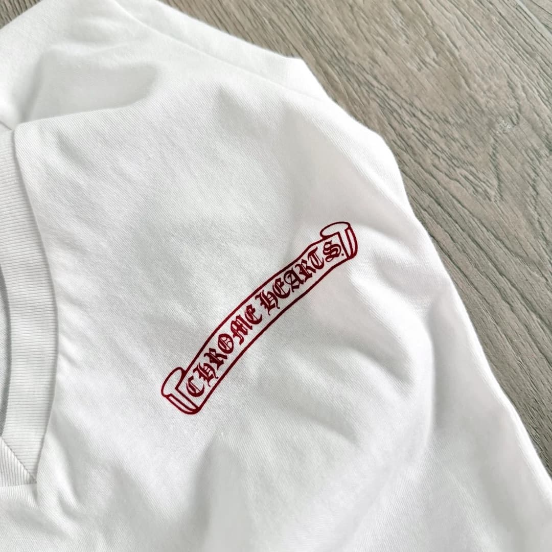 Деталь: красный принт с логотипом Chrome Hearts на груди