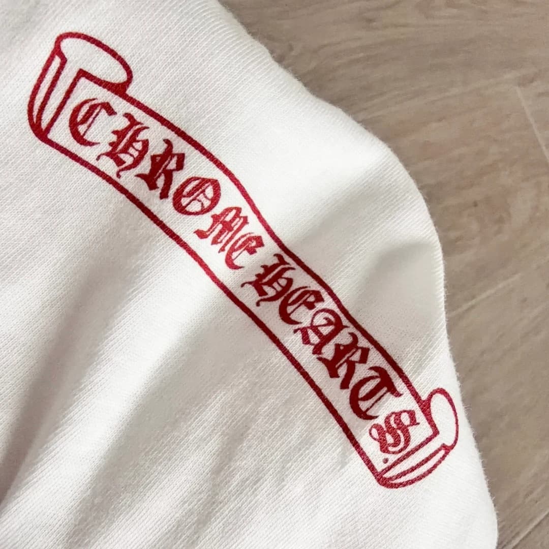 Крупный план красного принта Chrome Hearts на рукаве