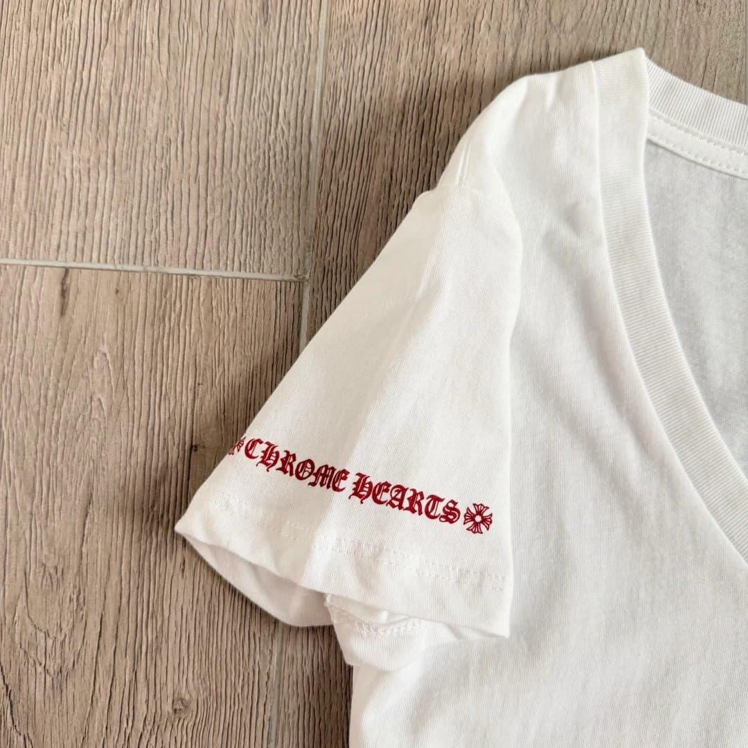 Деталь рукава с красным принтом Chrome Hearts