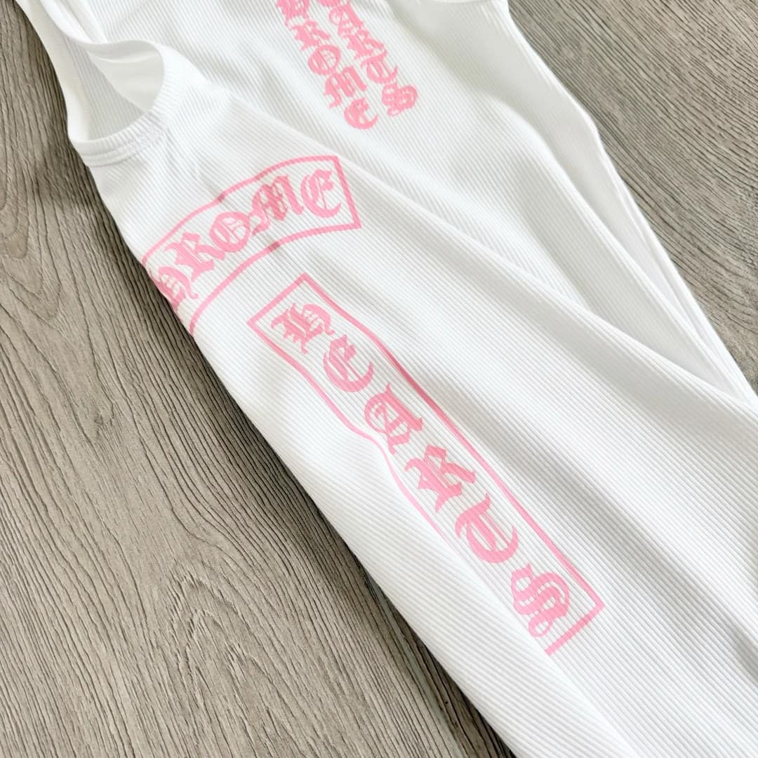 Нижняя часть белой майки Chrome Hearts с розовым принтом