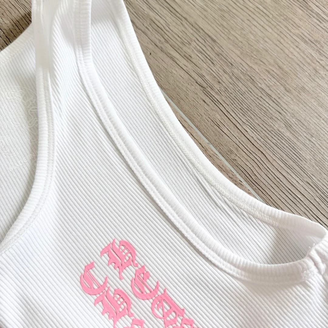 Деталь проймы и розового принта на белой майке Chrome Hearts