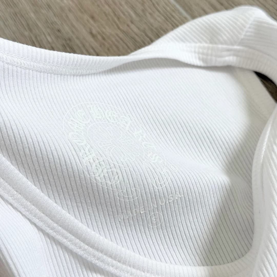 Деталь внутренней стороны горловины с белым принтом Chrome Hearts