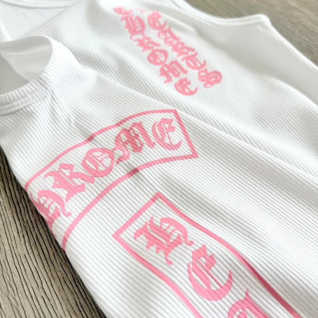Деталь розового принта с логотипом Chrome Hearts