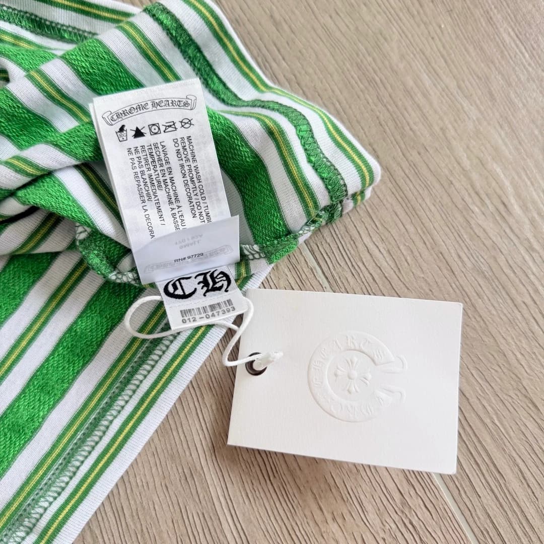 Бирка с рекомендациями по уходу зеленой майки Chrome Hearts
