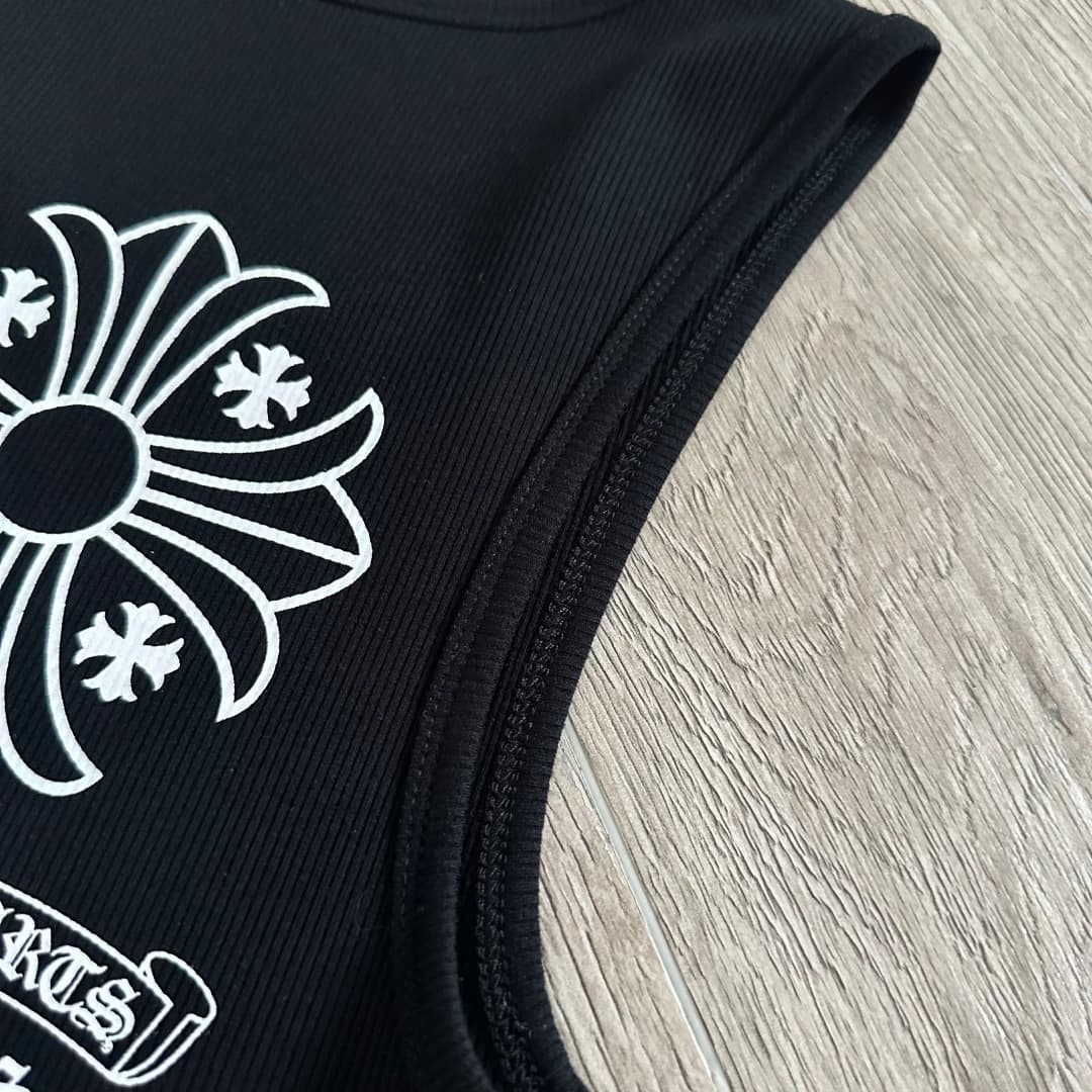 Крупный план проймы и принта на спине майки Chrome Hearts