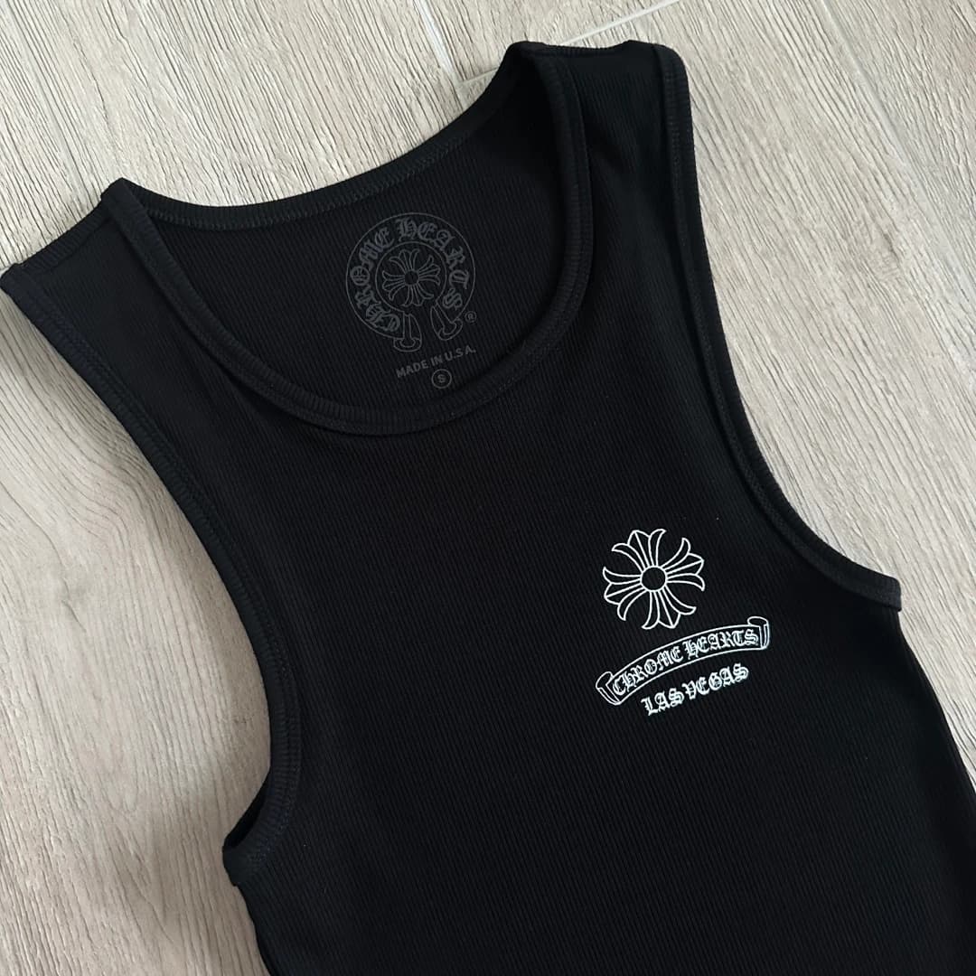 Верхняя часть черной майки Chrome Hearts спереди