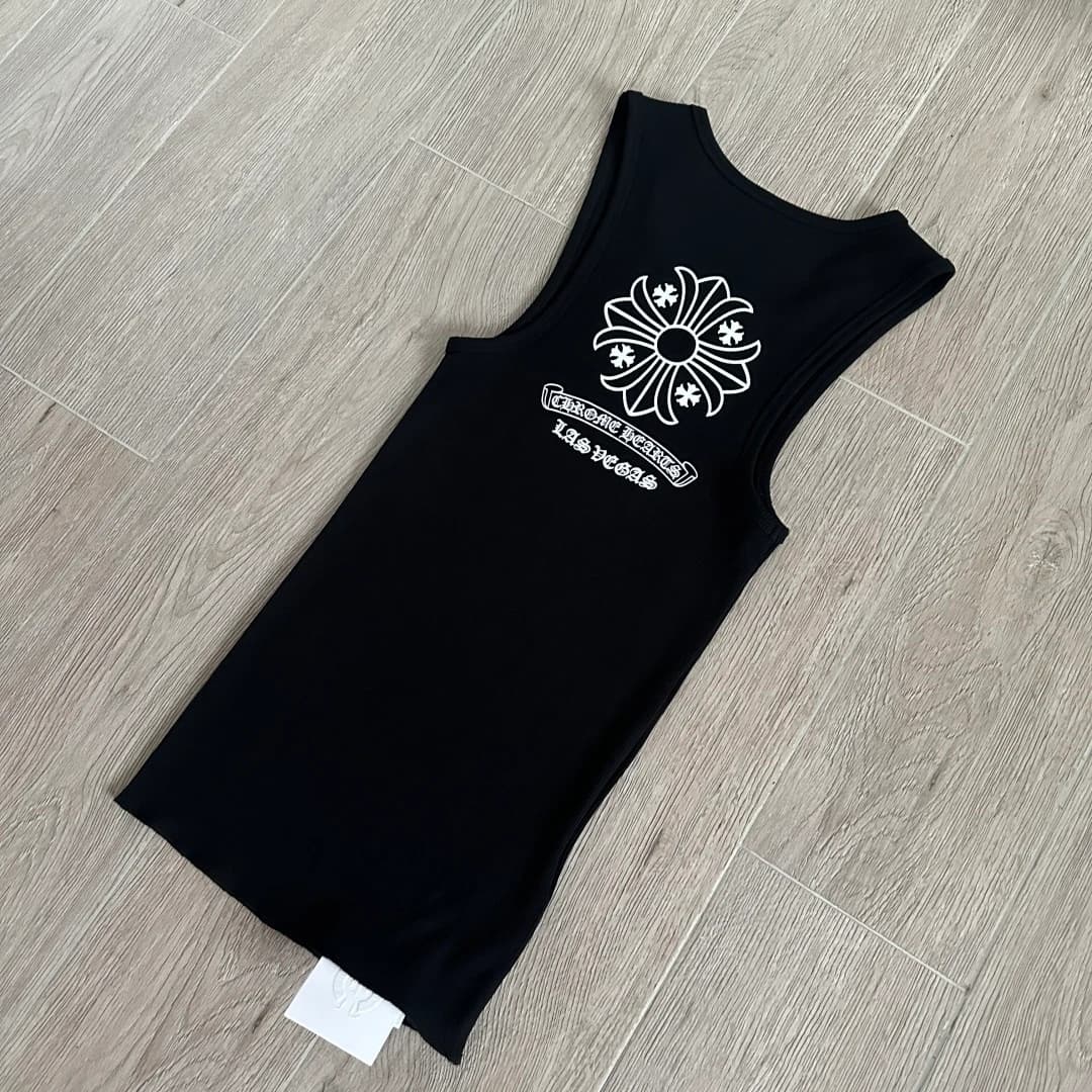 Черная майка Chrome Hearts в рубчик, вид сзади под углом