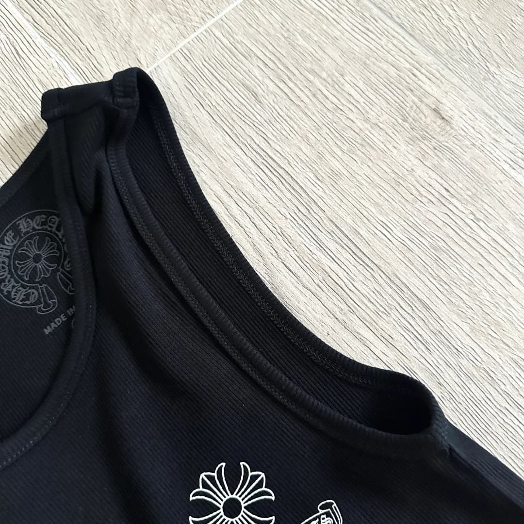 Деталь горловины и проймы черной майки Chrome Hearts