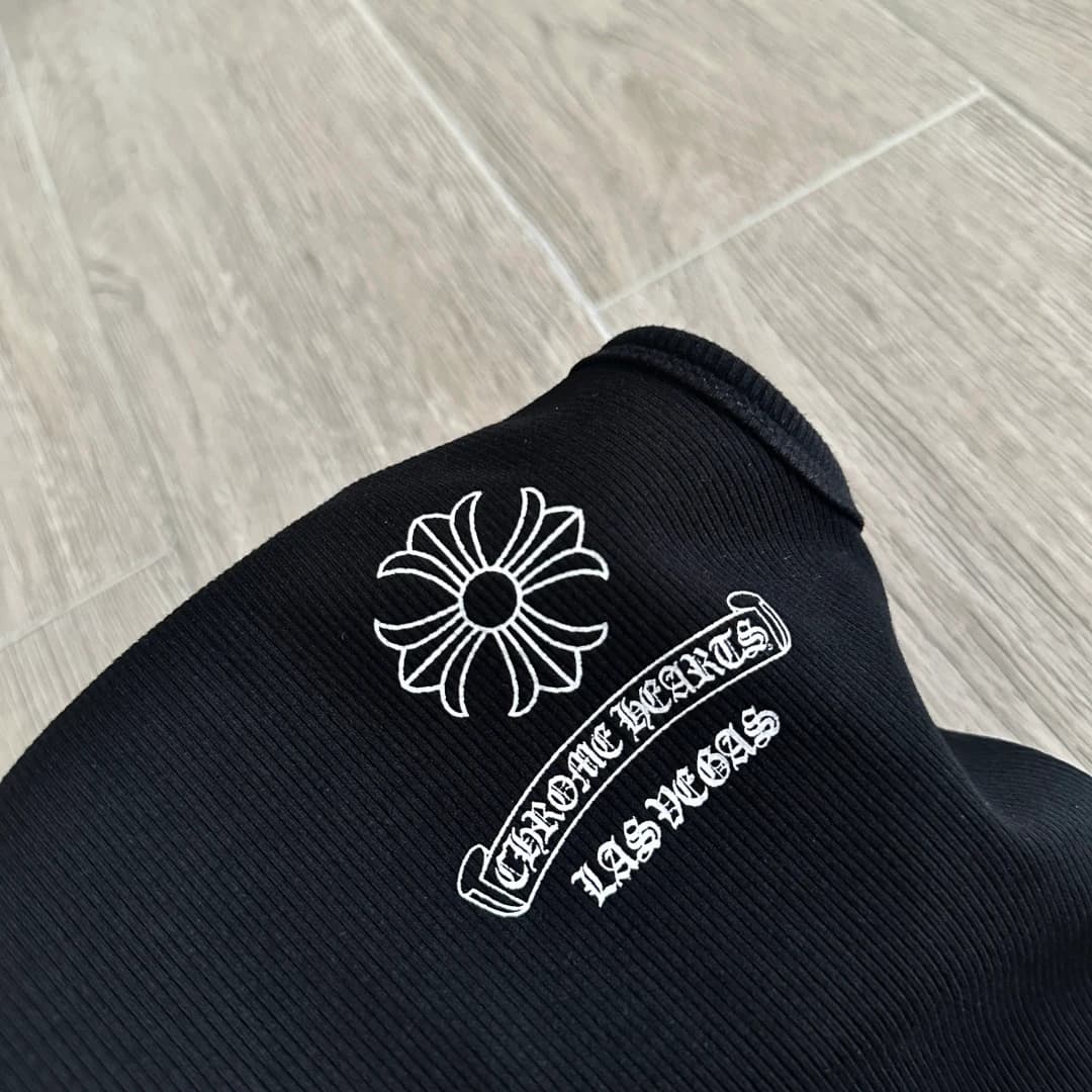 Принт с логотипом на груди черной майки Chrome Hearts