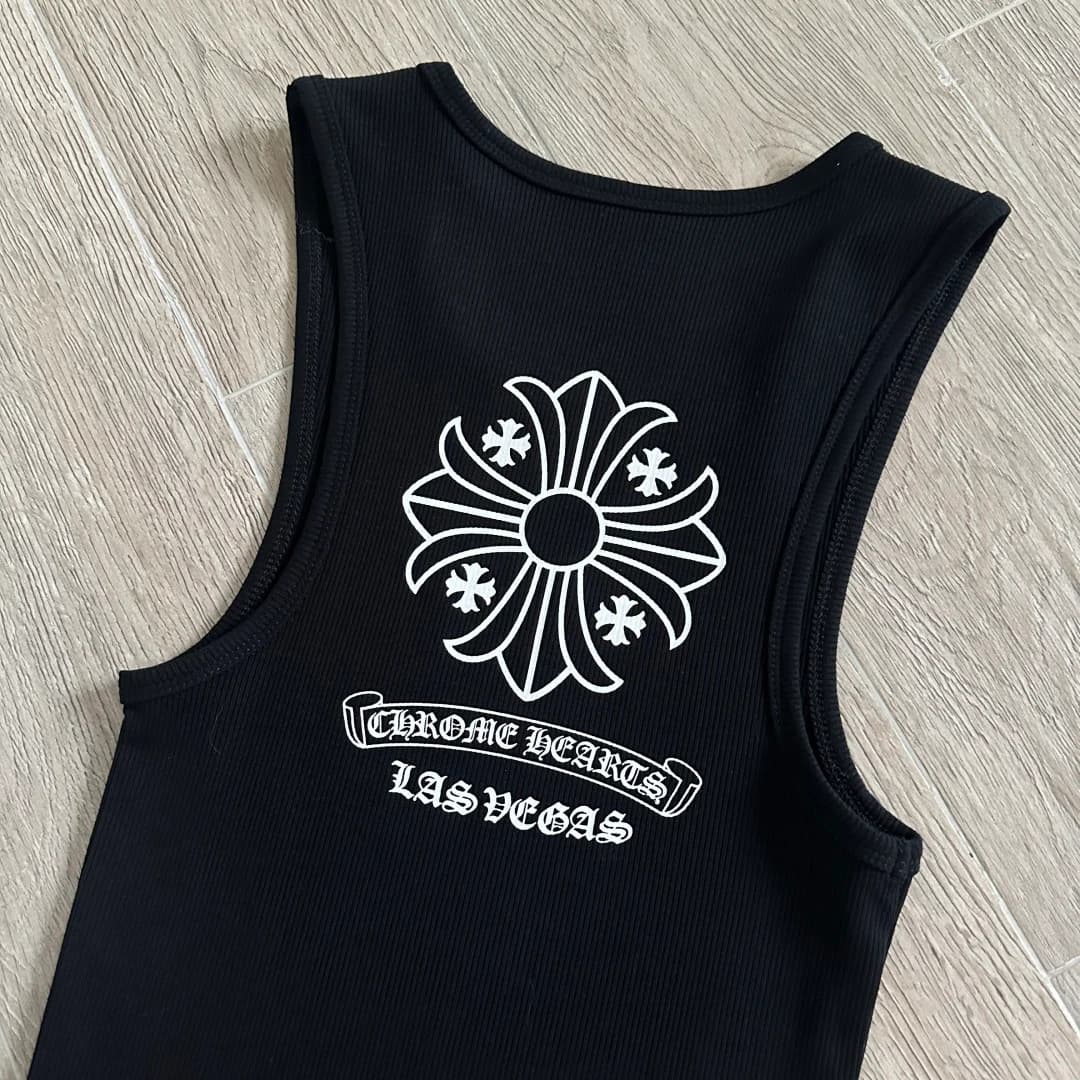 Принт с крестом и надписью Las Vegas на спине майки Chrome Hearts