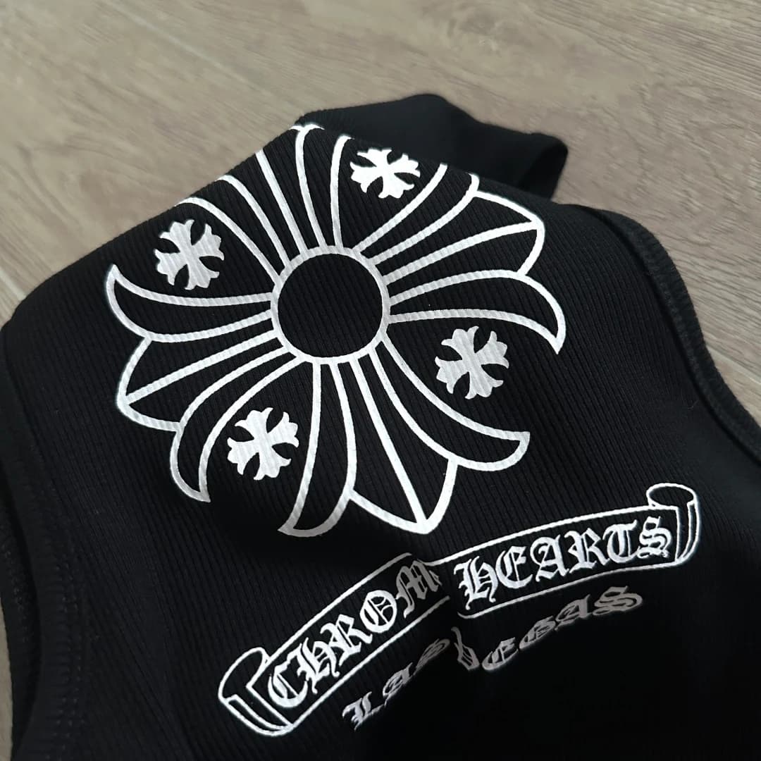 Крупный план принта с крестом на спине майки Chrome Hearts