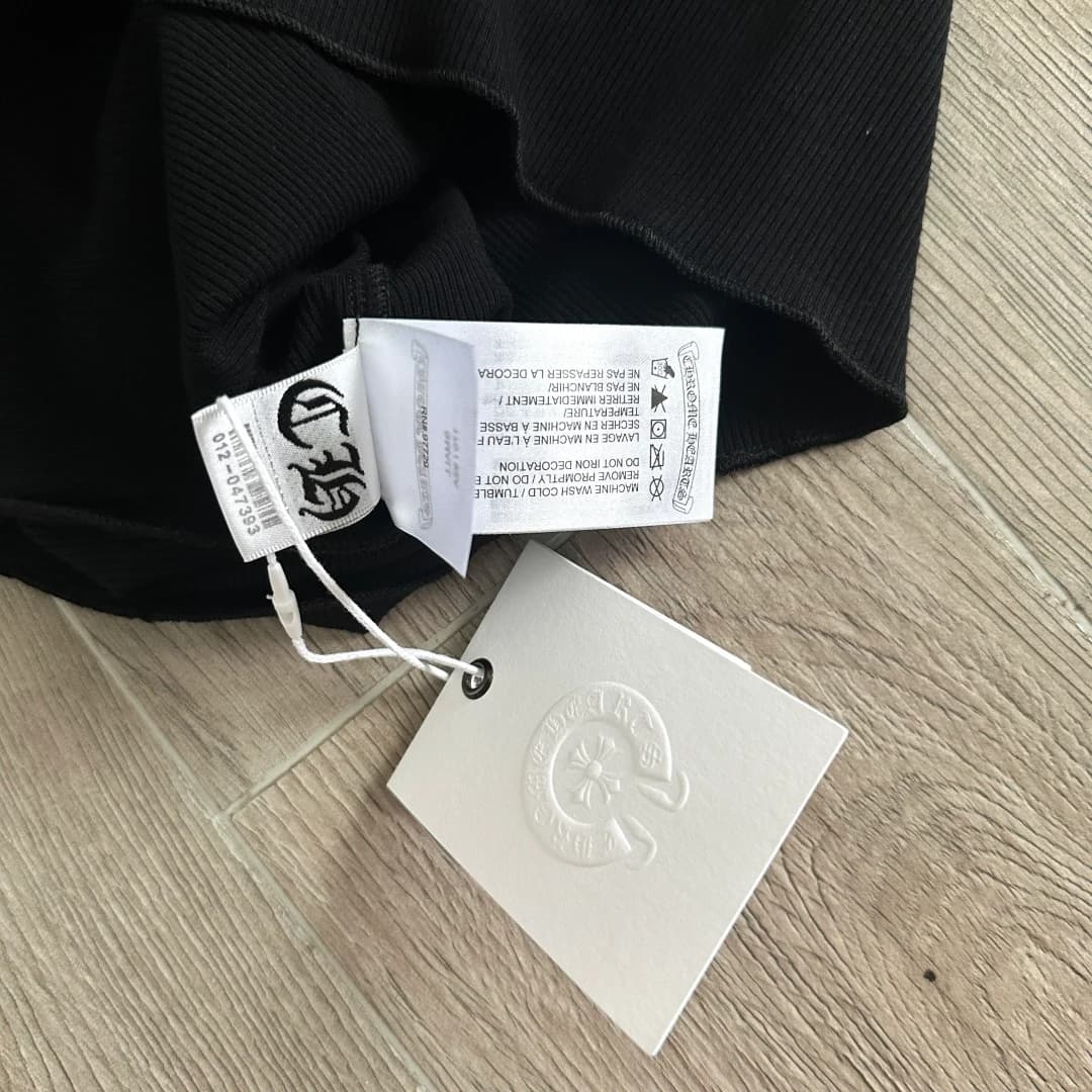 Внутренние бирки черной майки Chrome Hearts