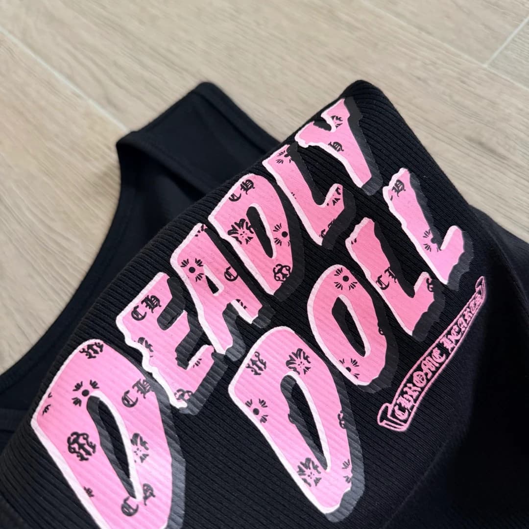 Деталь розового принта Deadly Doll на черном платье-майке
