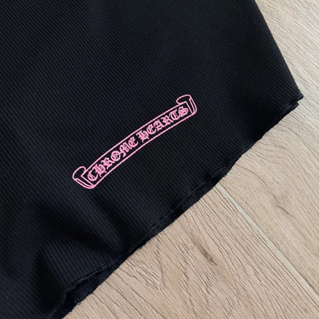 Принт с логотипом Chrome Hearts на подоле черного платья-майки