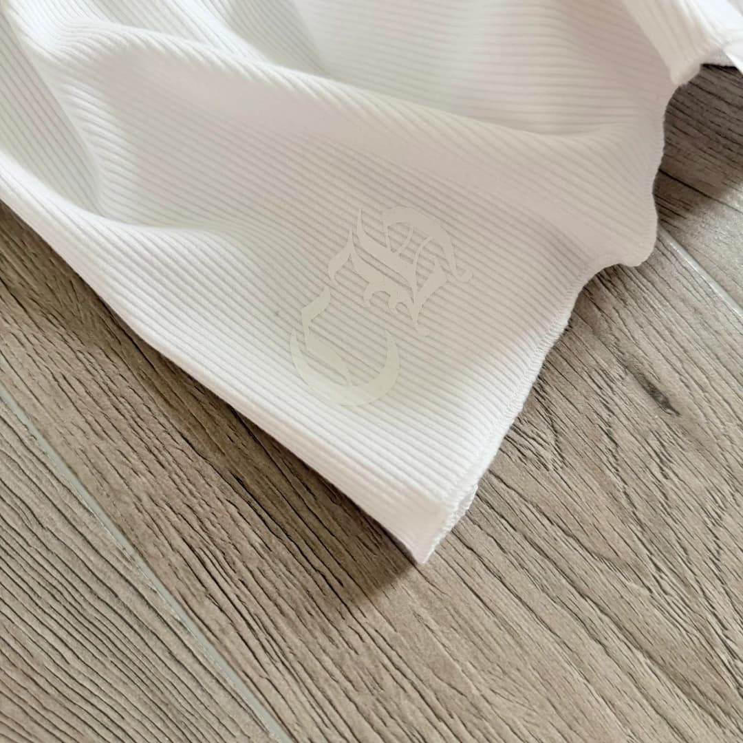 Тональный логотип CH на подоле белого платья-майки Chrome Hearts