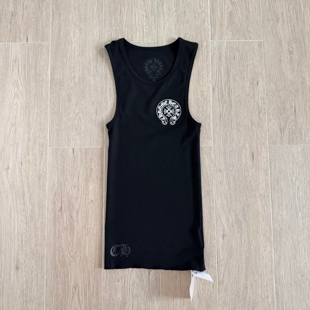 Принт на груди черной майки Chrome Hearts