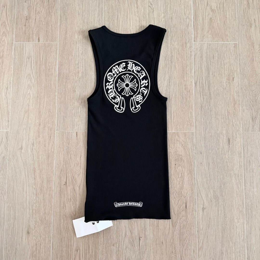 Деталь принта на груди черной майки Chrome Hearts