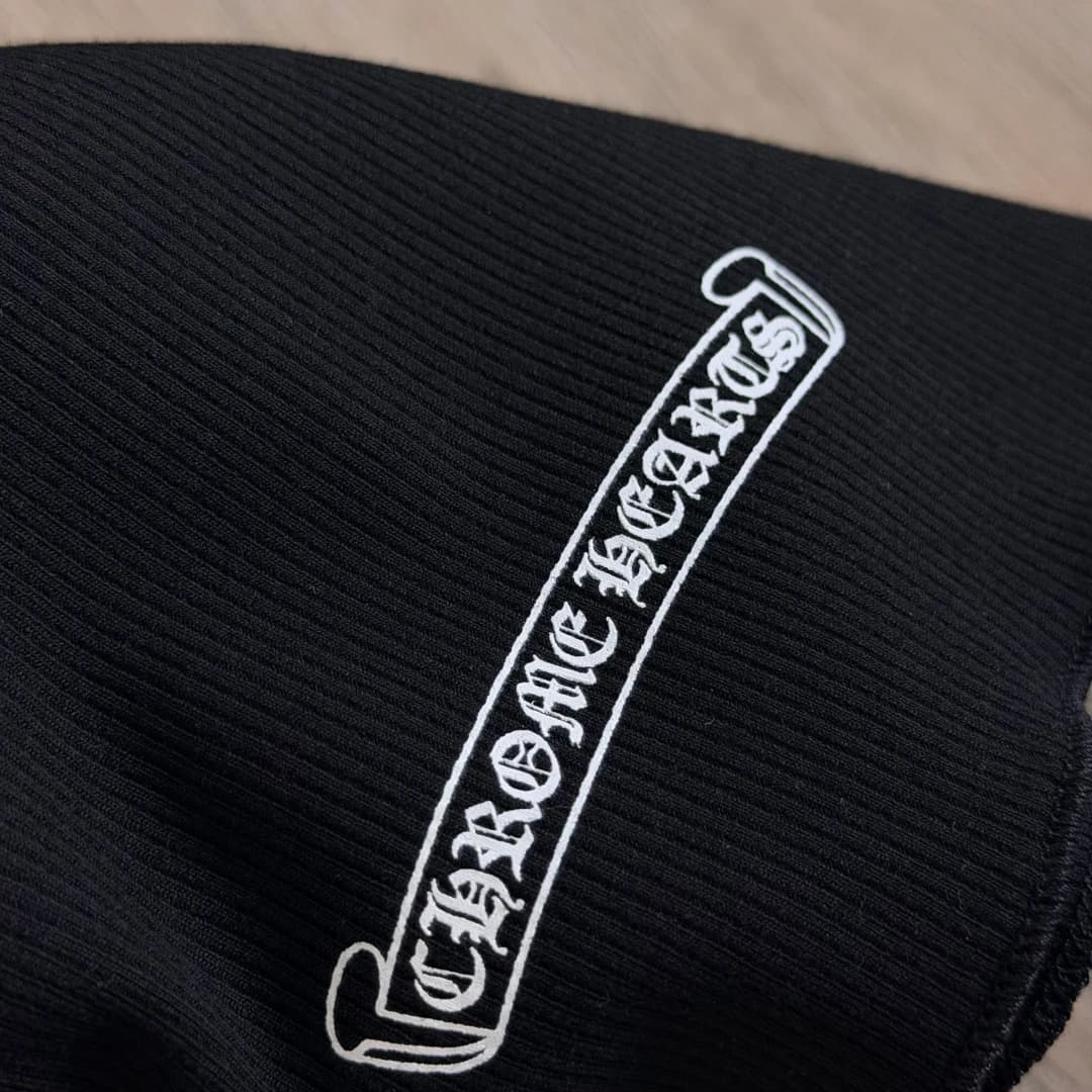 Черная майка Chrome Hearts под углом