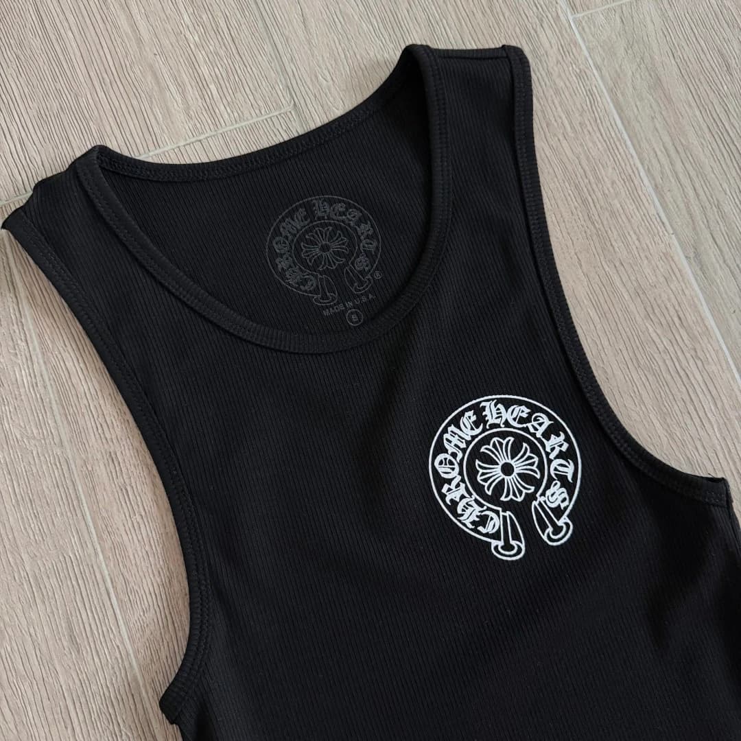 Внутренний принт на горловине черной майки Chrome Hearts