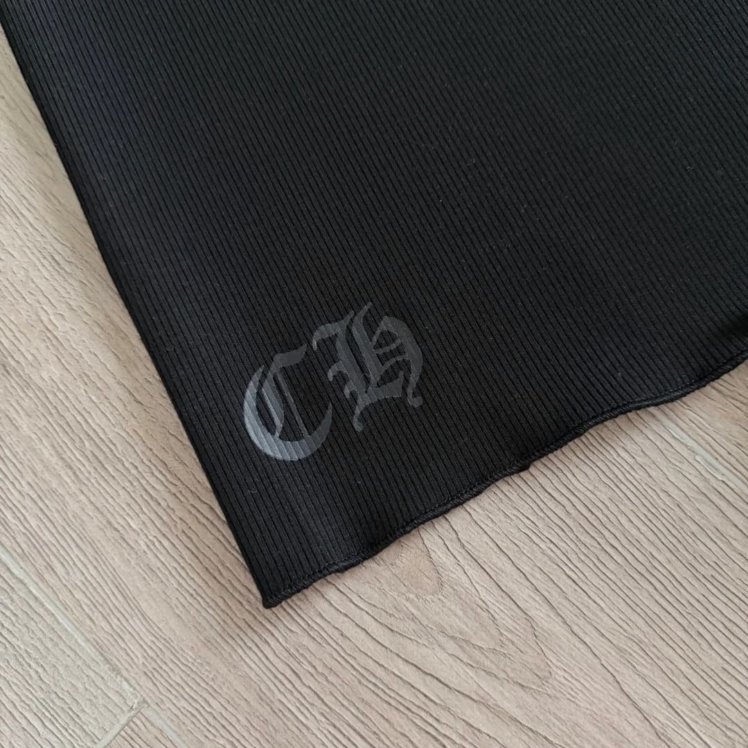 Принт на спине черной майки Chrome Hearts
