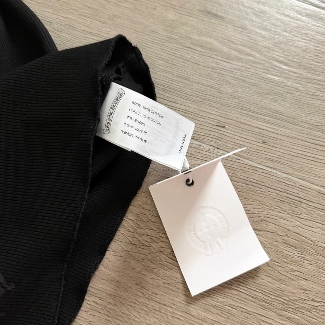 Принт Chrome Hearts на задней части подола черной майки
