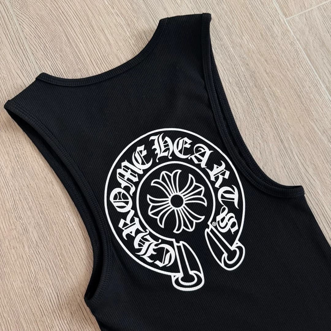 Деталь принта на спине черной майки Chrome Hearts