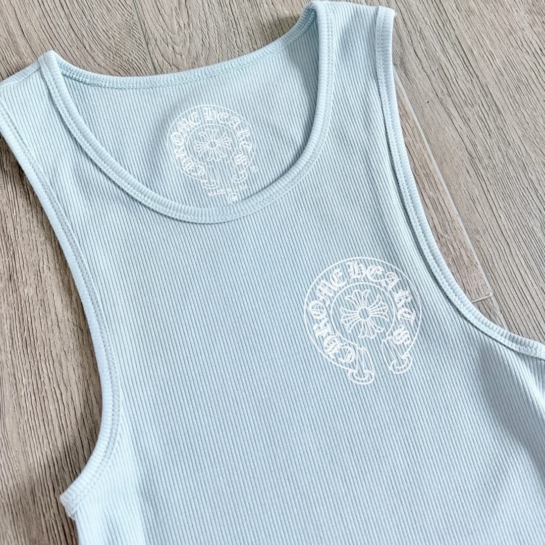 Крупный план принта на груди голубой майки Chrome Hearts