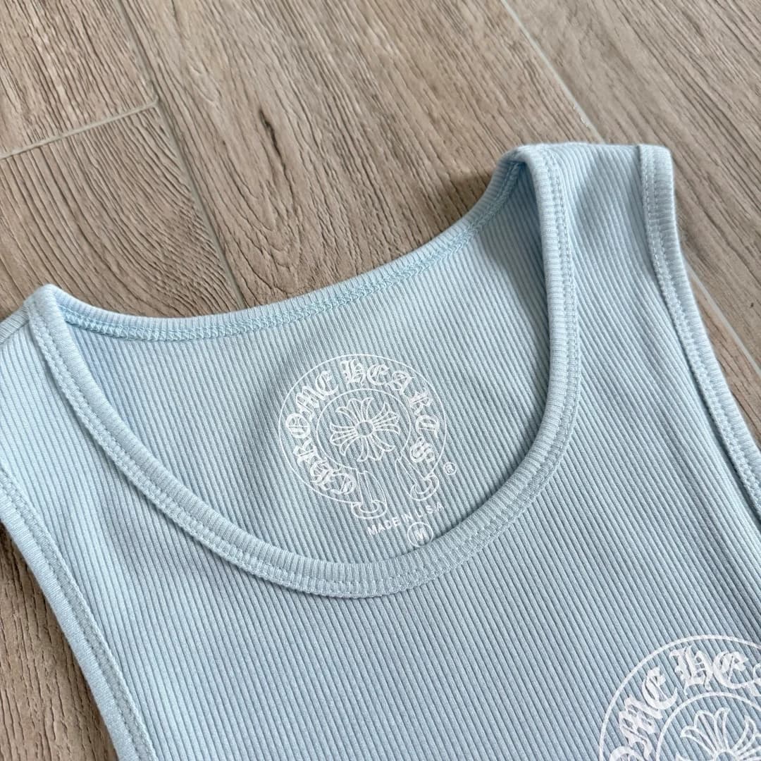 Текстура ткани и принт голубой майки Chrome Hearts
