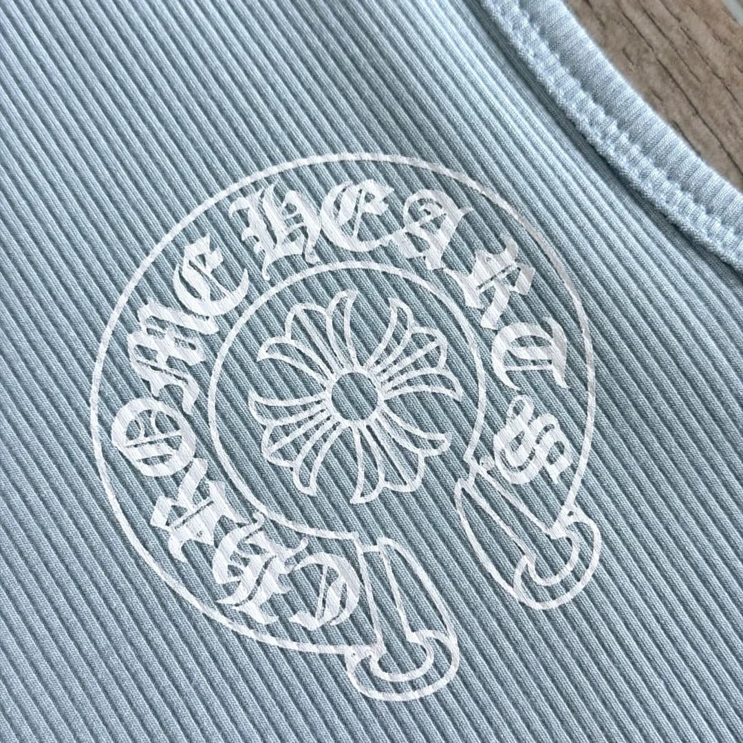 Деталь горловины и принта голубой майки Chrome Hearts