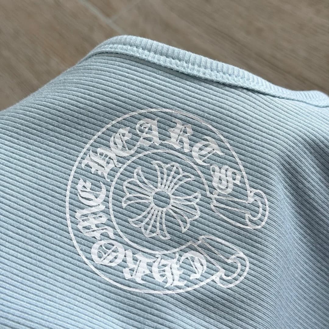 Принт CH на подоле голубой майки Chrome Hearts
