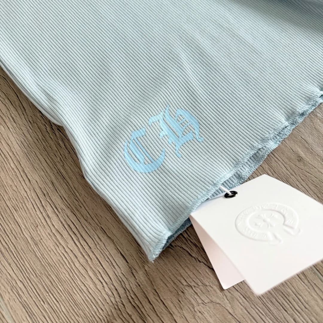 Принт на спине голубой майки Chrome Hearts