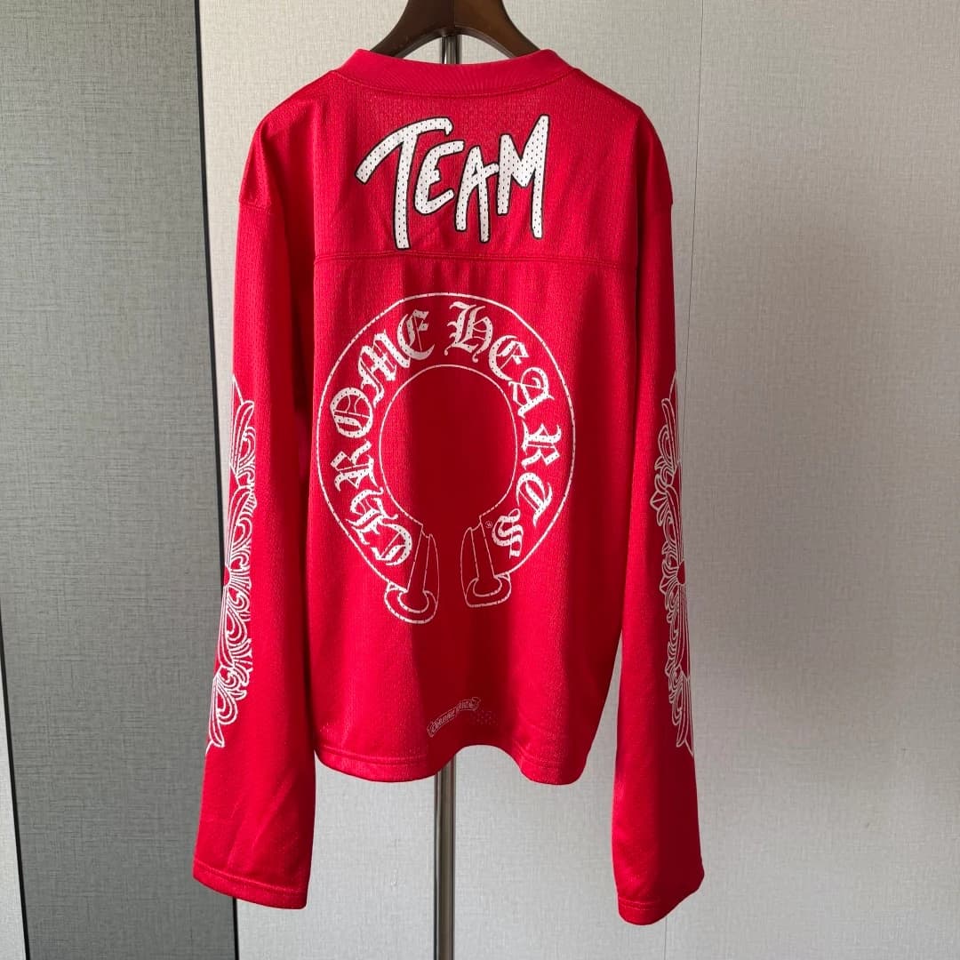 Красный лонгслив Chrome Hearts на вешалке, вид со спины