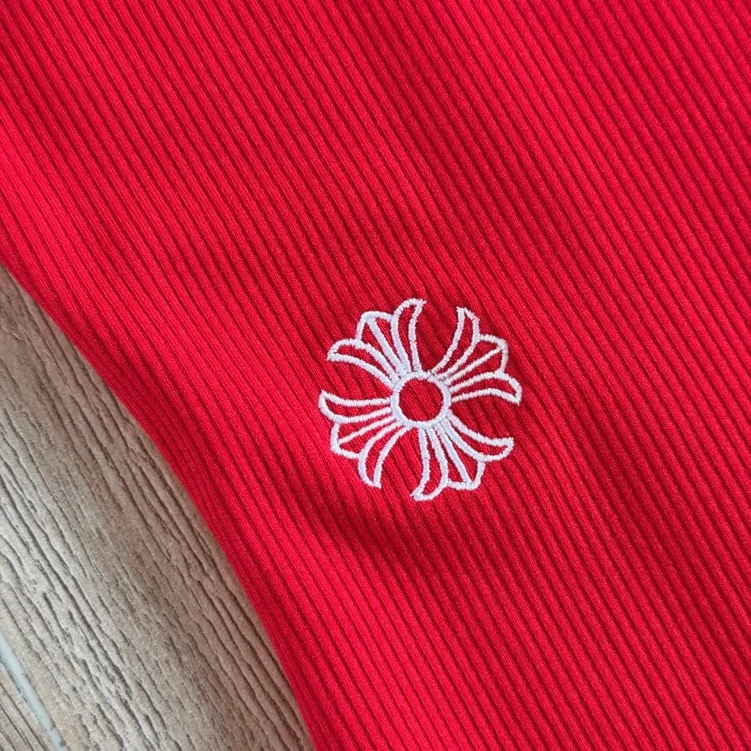 Вышивка в виде креста на боковой части платья Chrome Hearts