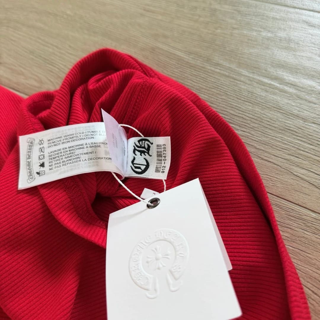 Бирка и ярлык на красном платье Chrome Hearts