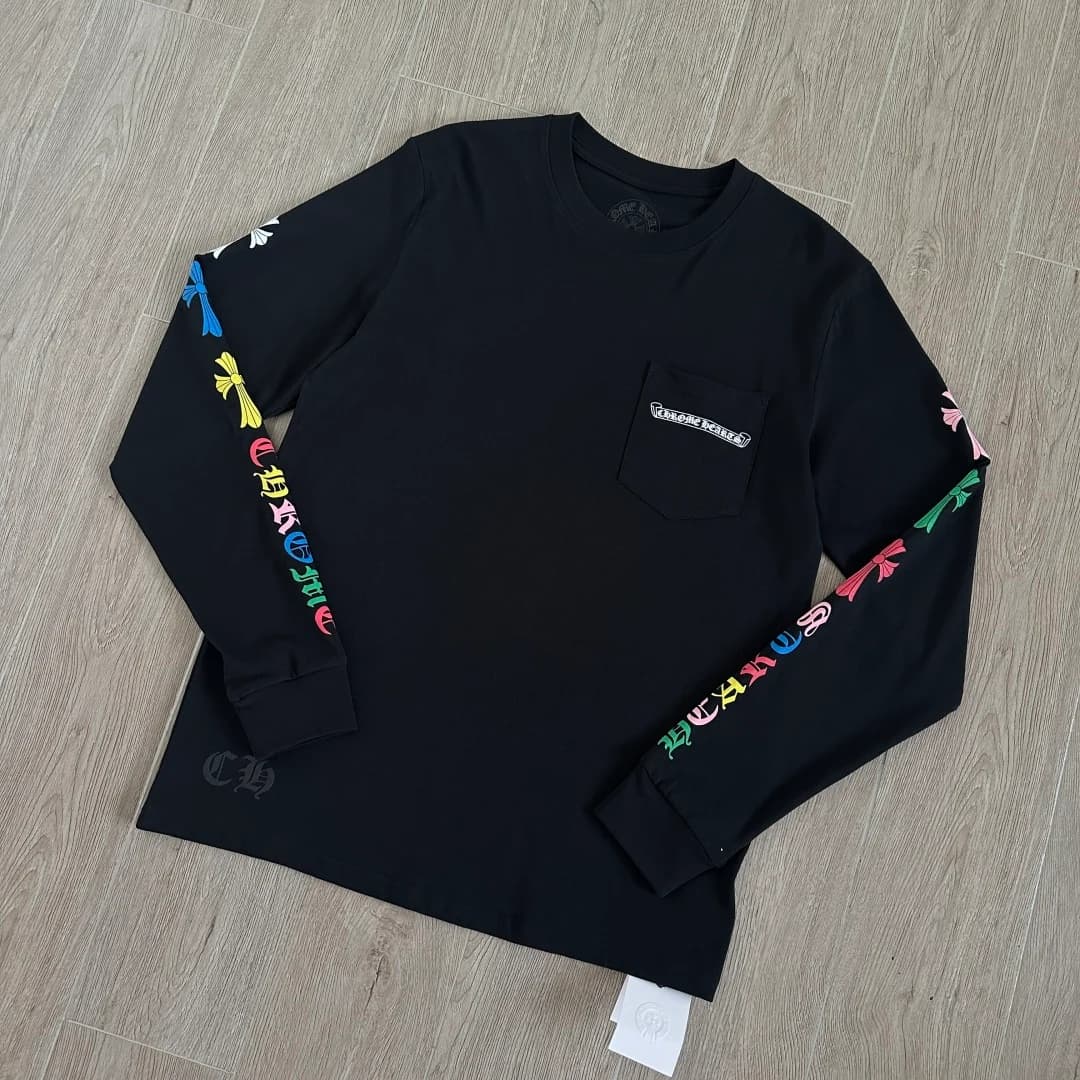 Черный лонгслив Chrome Hearts с разноцветными крестами, вид спереди под углом