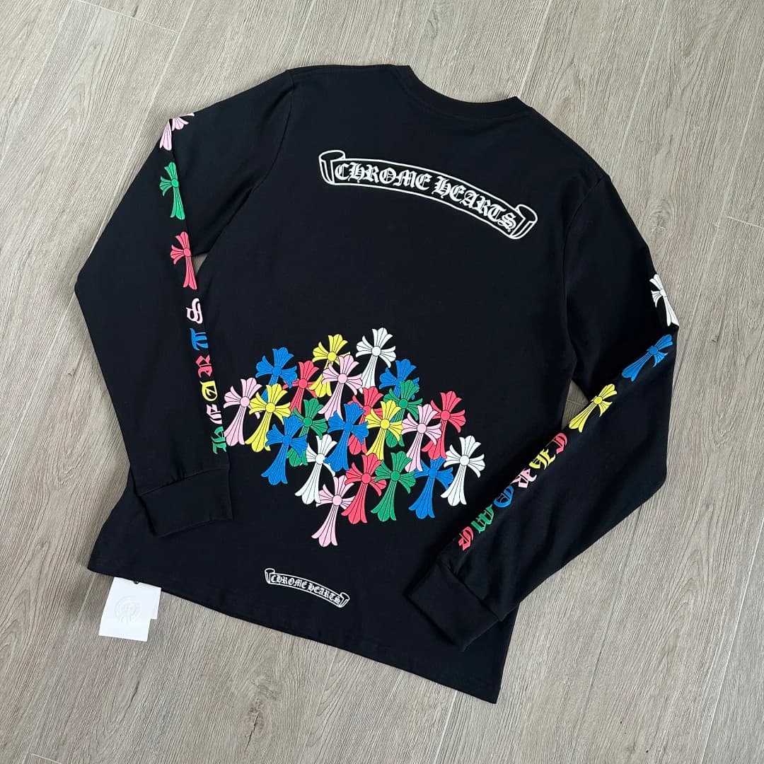 Черный лонгслив Chrome Hearts с разноцветными крестами, вид сзади под углом