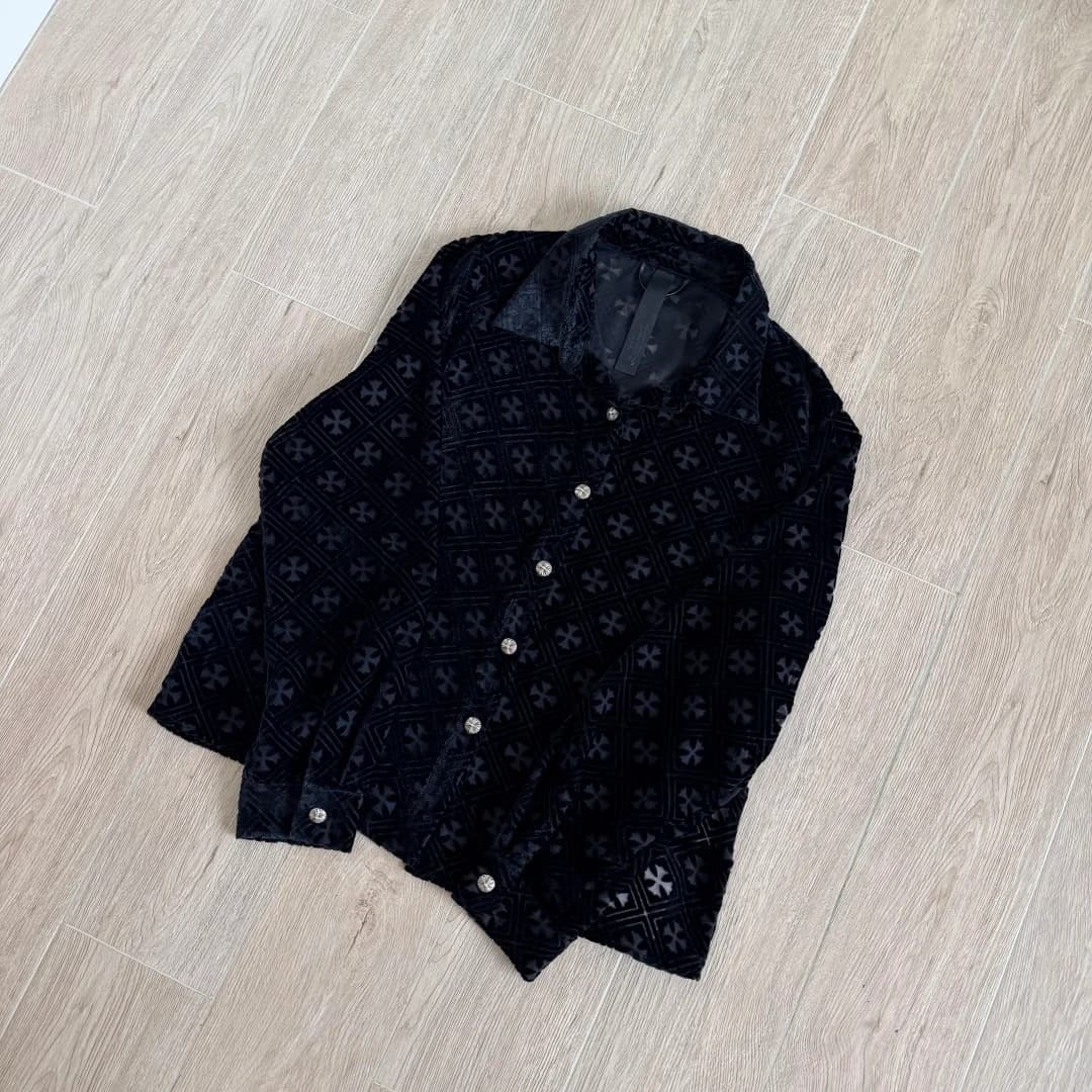 Черная бархатная рубашка Chrome Hearts, вид под углом
