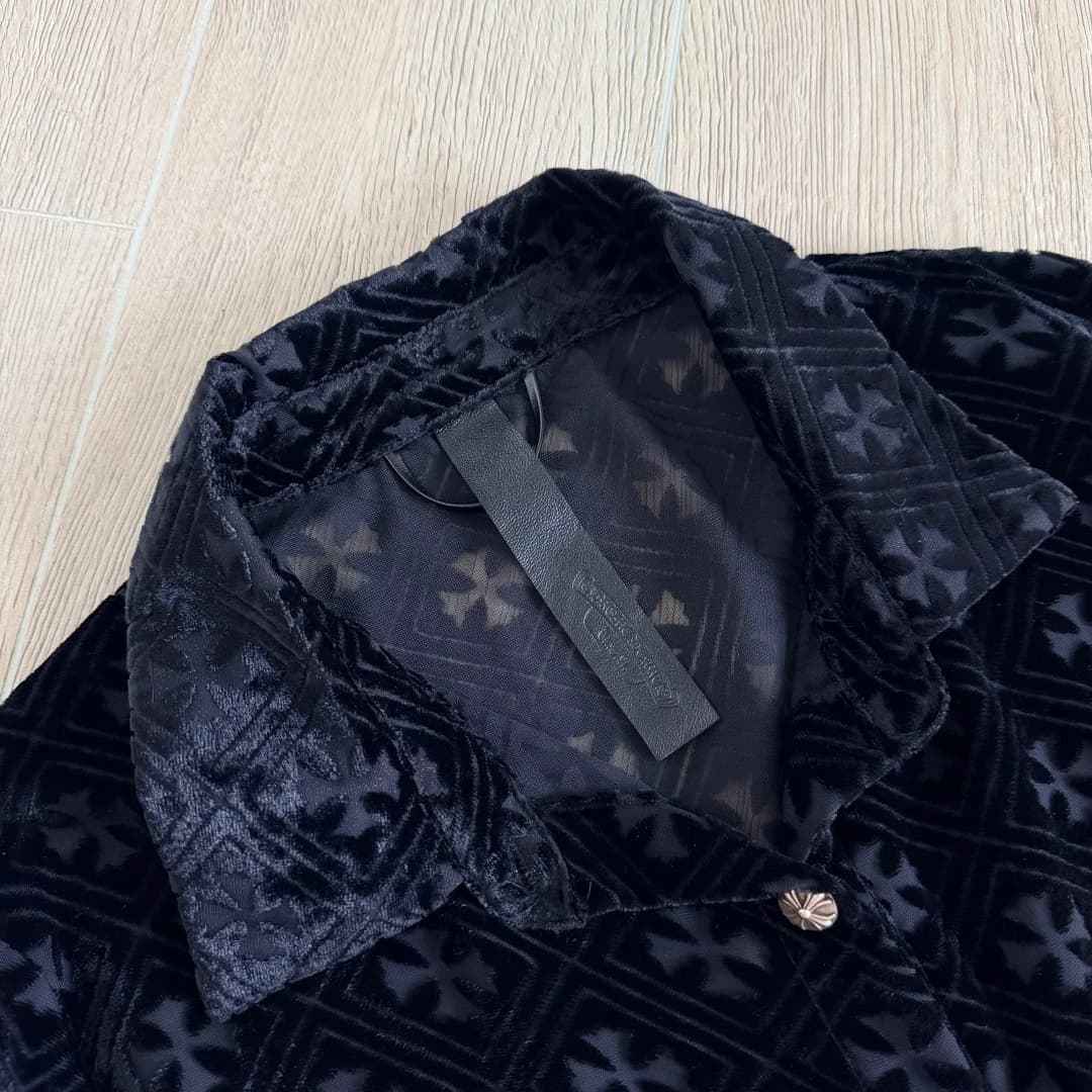 Воротник черной бархатной рубашки Chrome Hearts
