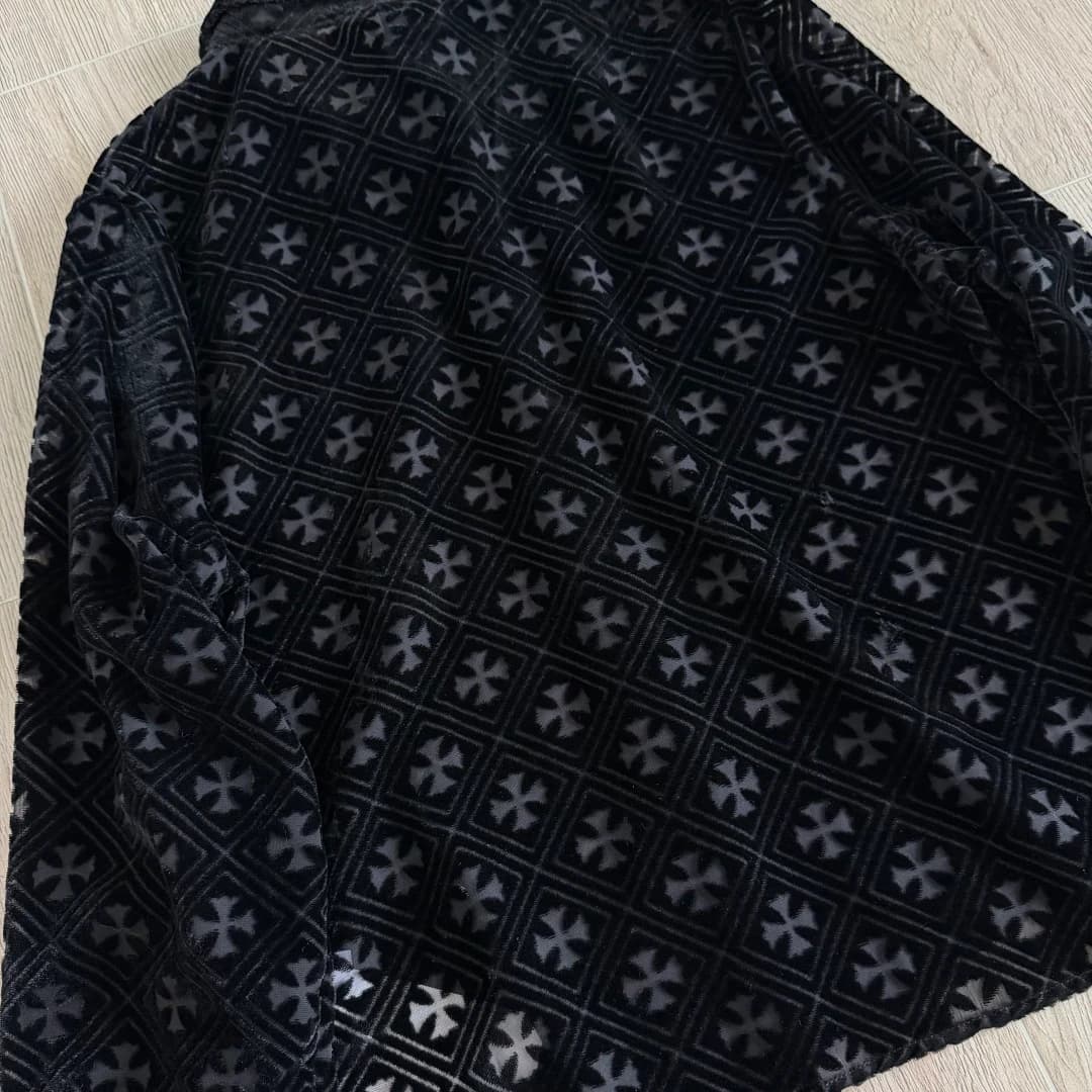Фактура бархатной ткани с узором в виде крестов Chrome Hearts