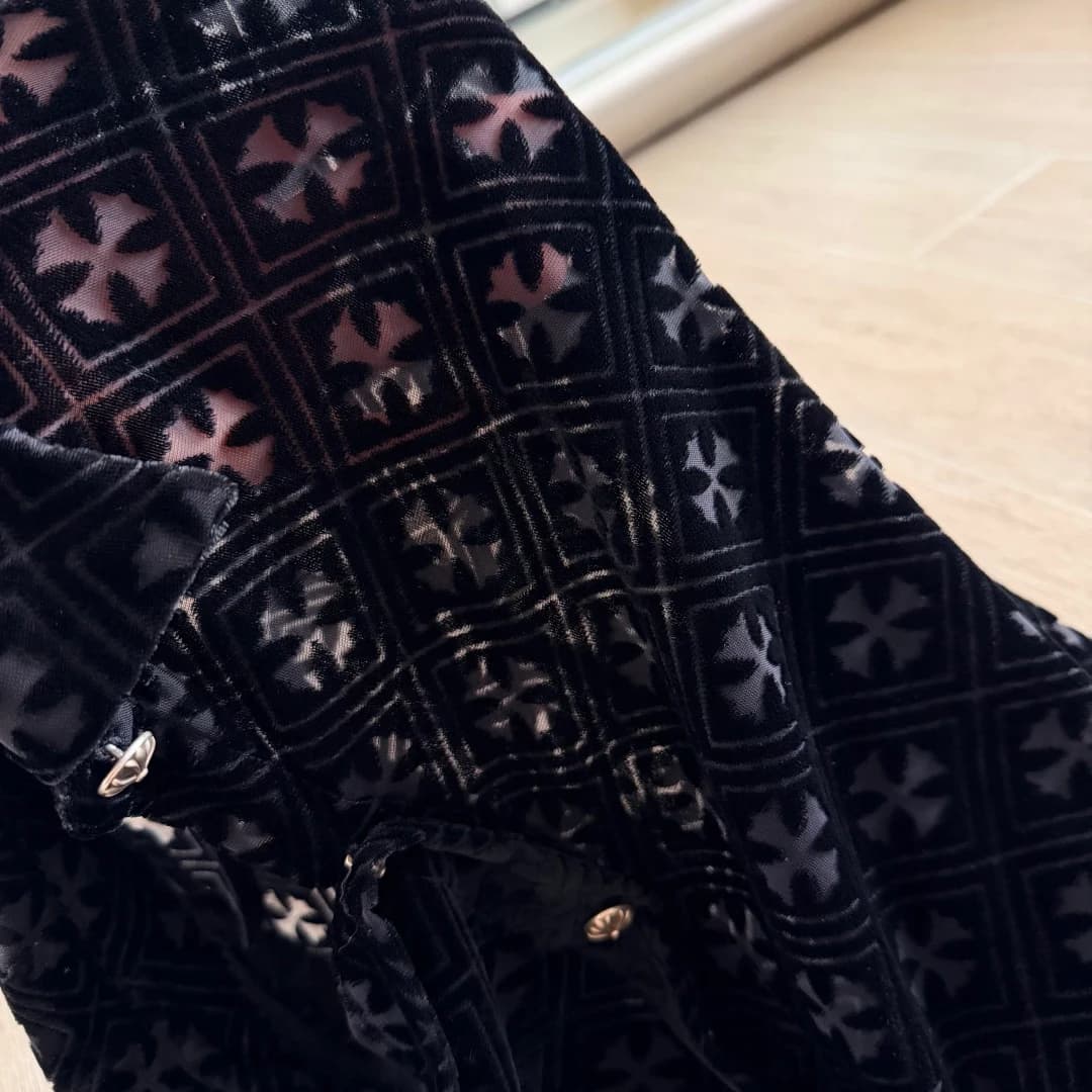 Полупрозрачный узор на ткани рубашки Chrome Hearts на просвет