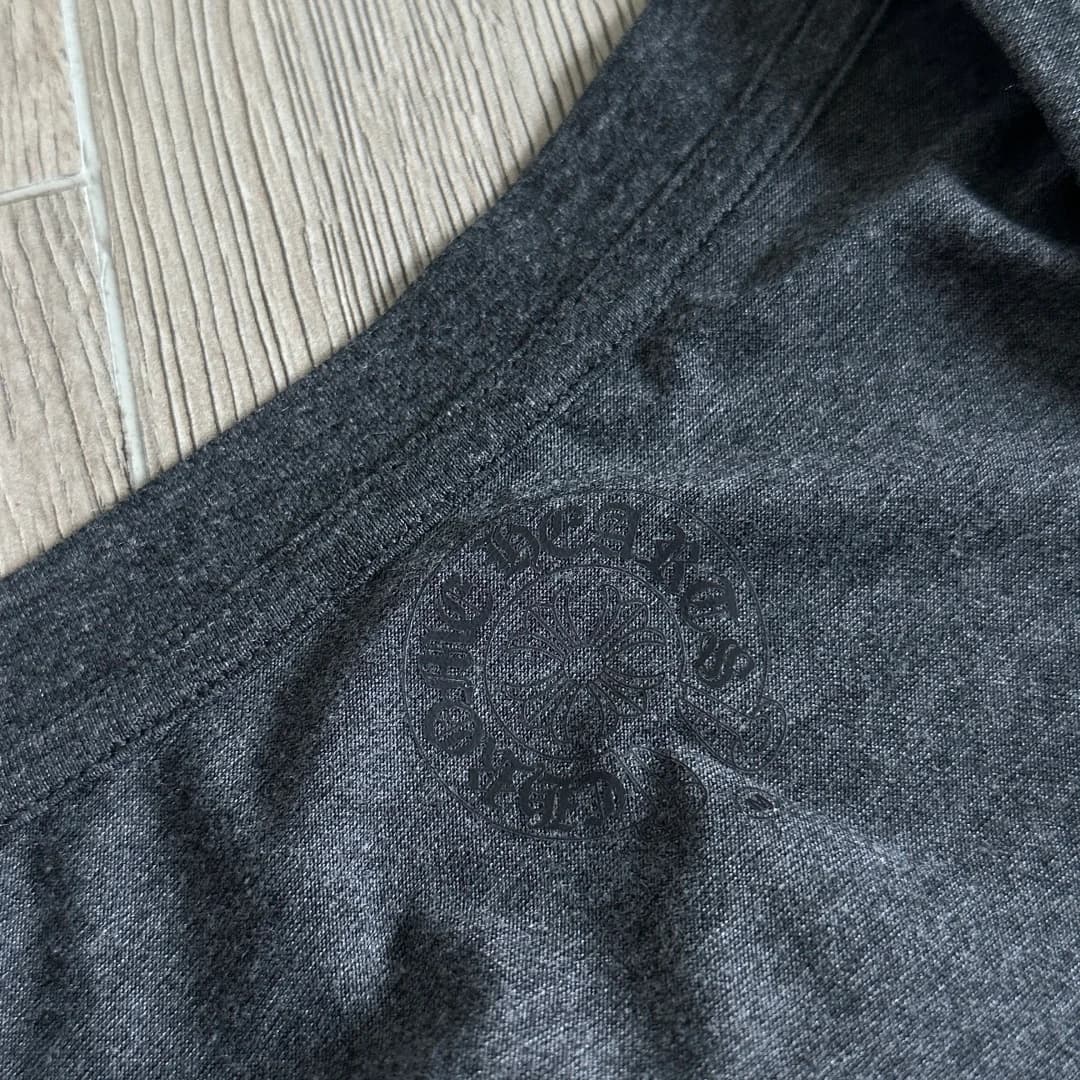 Внутренний принт с логотипом Chrome Hearts на горловине