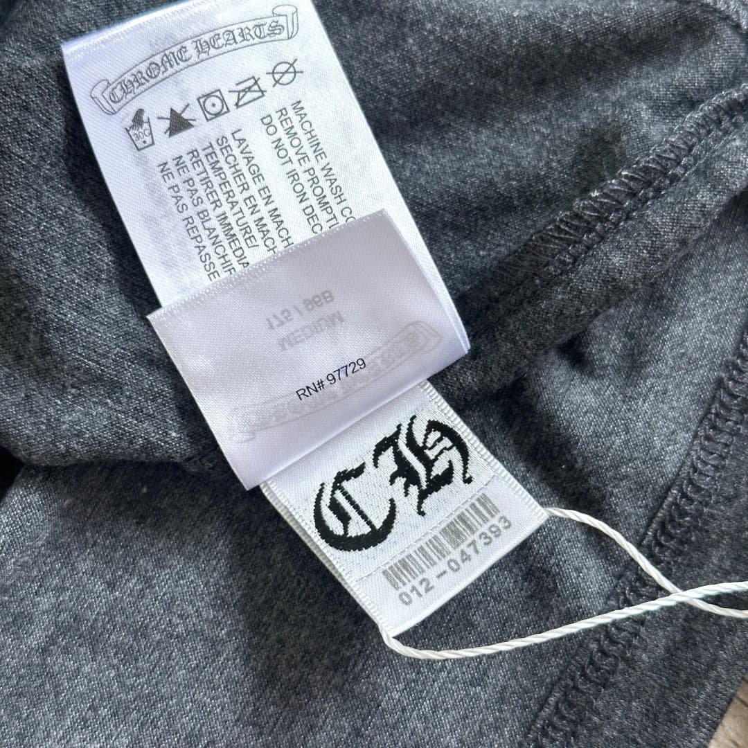 Внутренние бирки серой футболки Chrome Hearts
