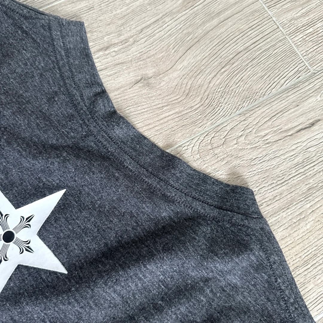 Деталь горловины и плечевого шва серой футболки Chrome Hearts