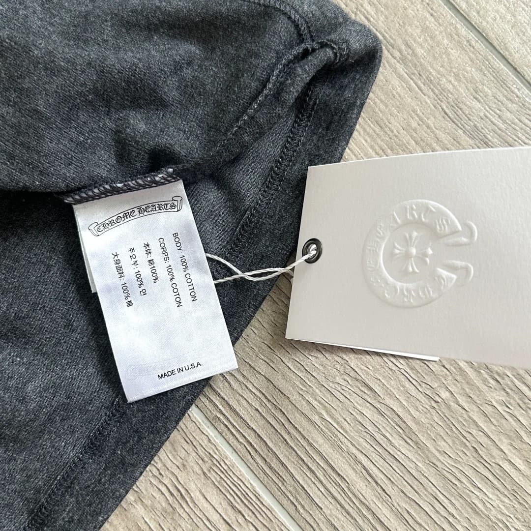 Тканевая бирка с указанием состава 100% хлопок на серой футболке Chrome Hearts