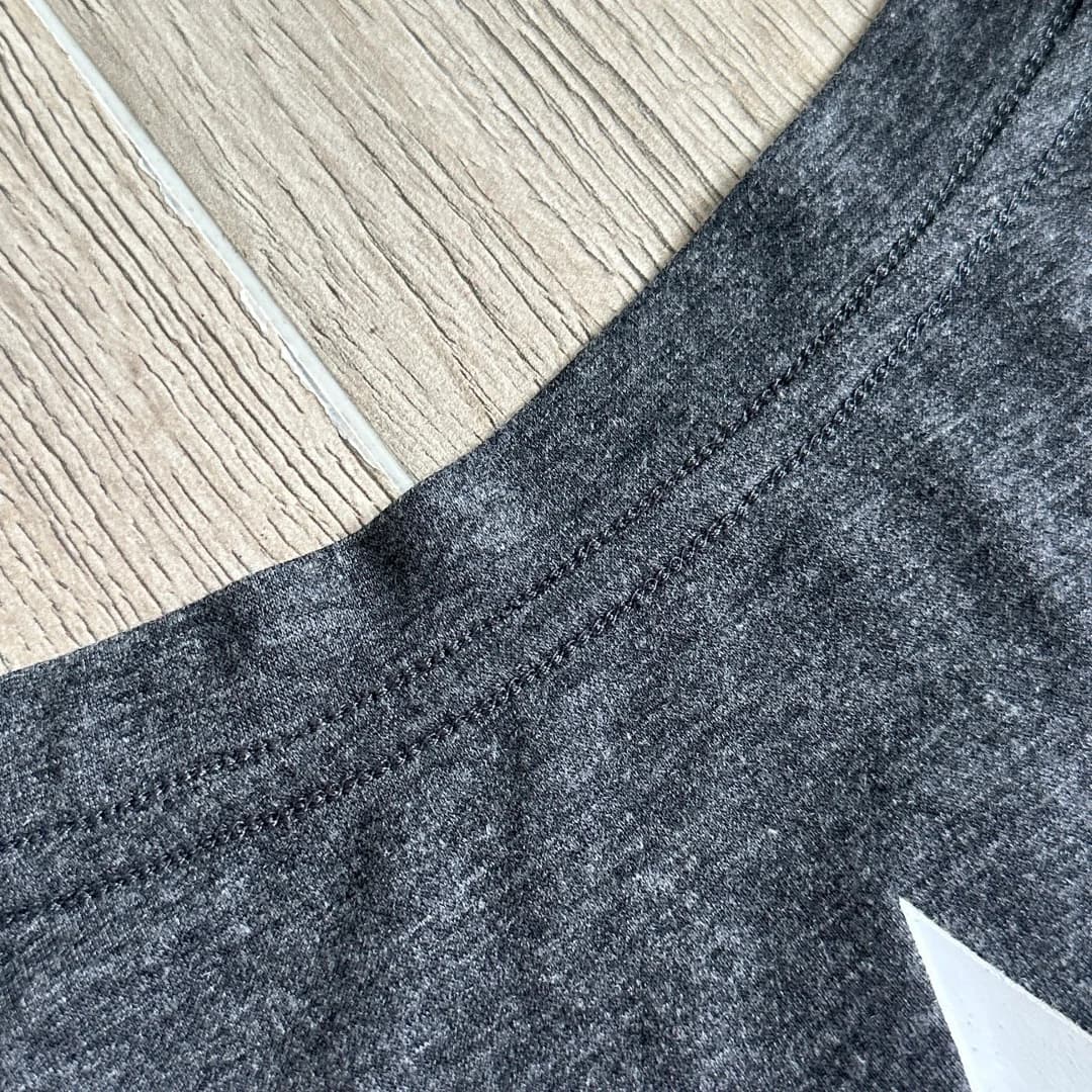 Деталь обработки горловины серой футболки Chrome Hearts
