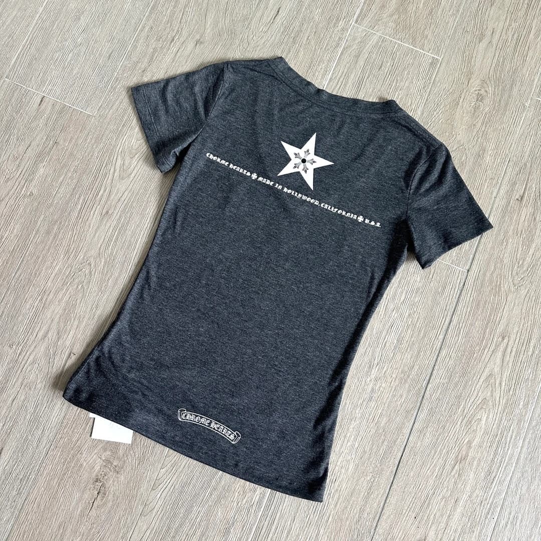 Серая женская футболка Chrome Hearts, вид со спины с принтом звезды